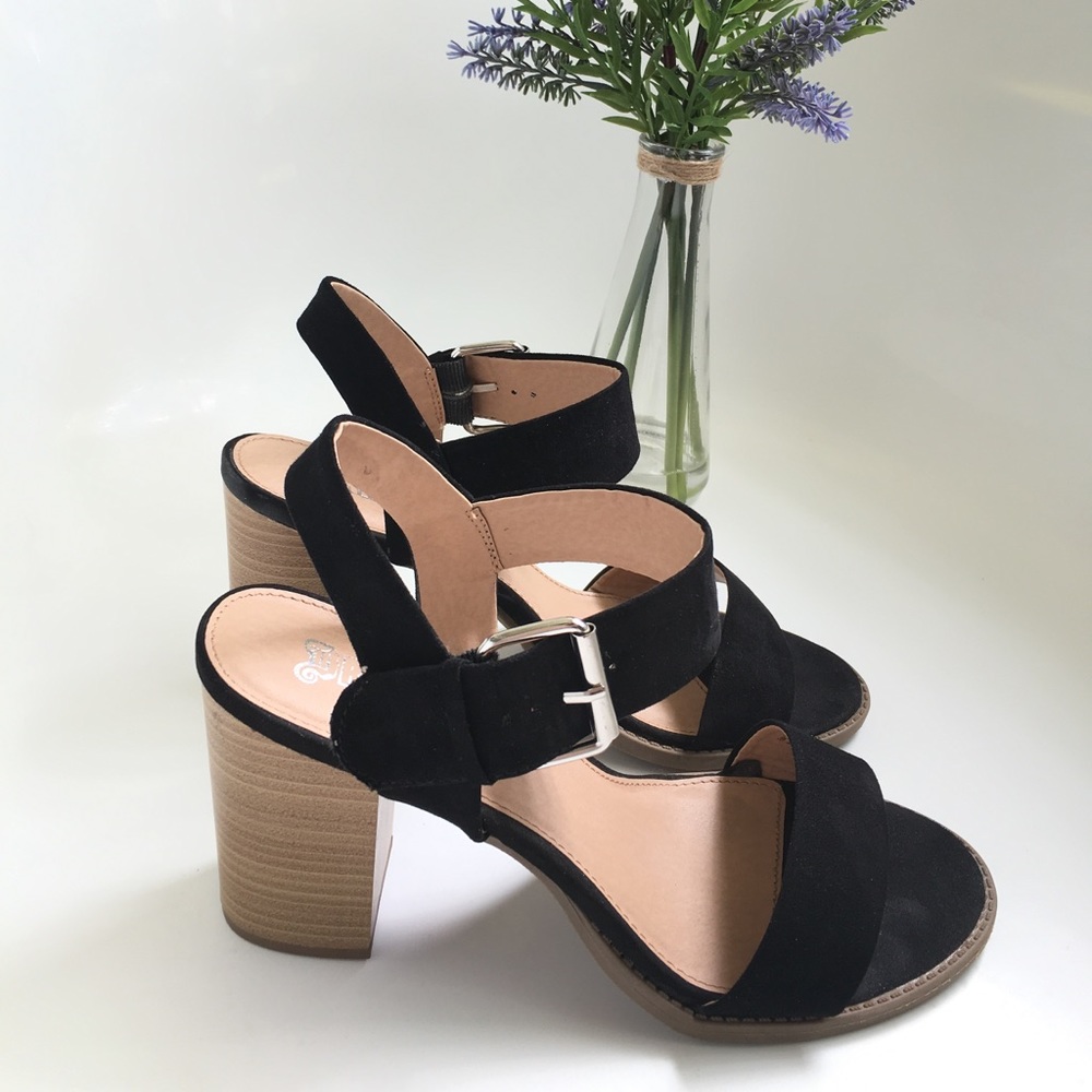 Black strap heels!!